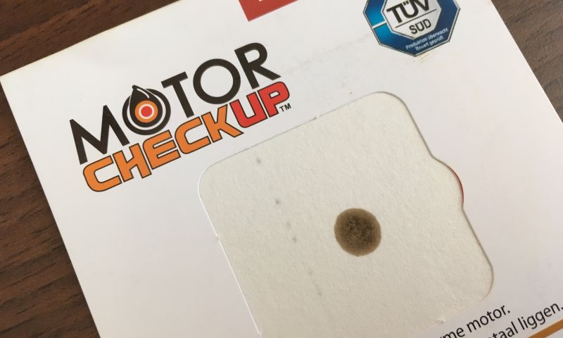 Getest: je motor checken met één druppel op een vel