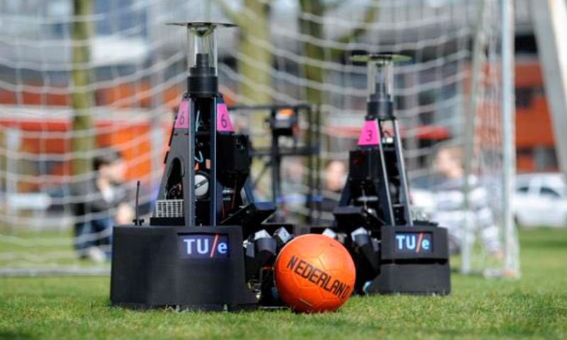 Eindhovens team wint WK robotvoetbal na penalty's