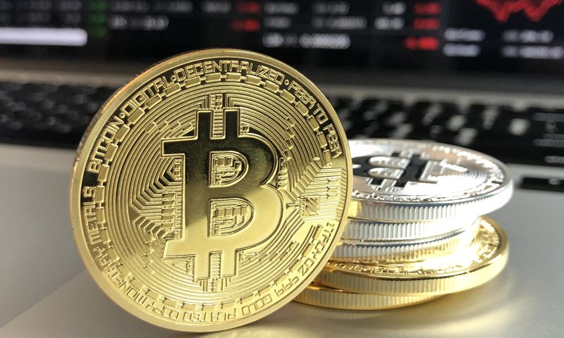 Koers bitcoin gehalveerd in drie maanden