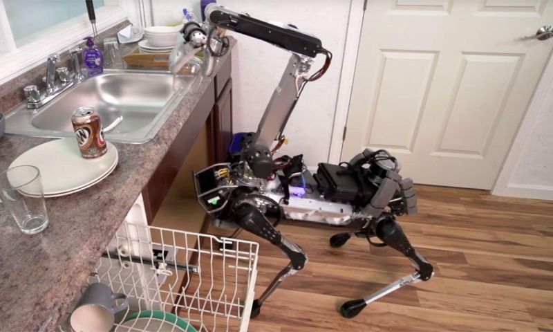 Handig: robothuisdier ruimt afwas op en brengt je drankjes