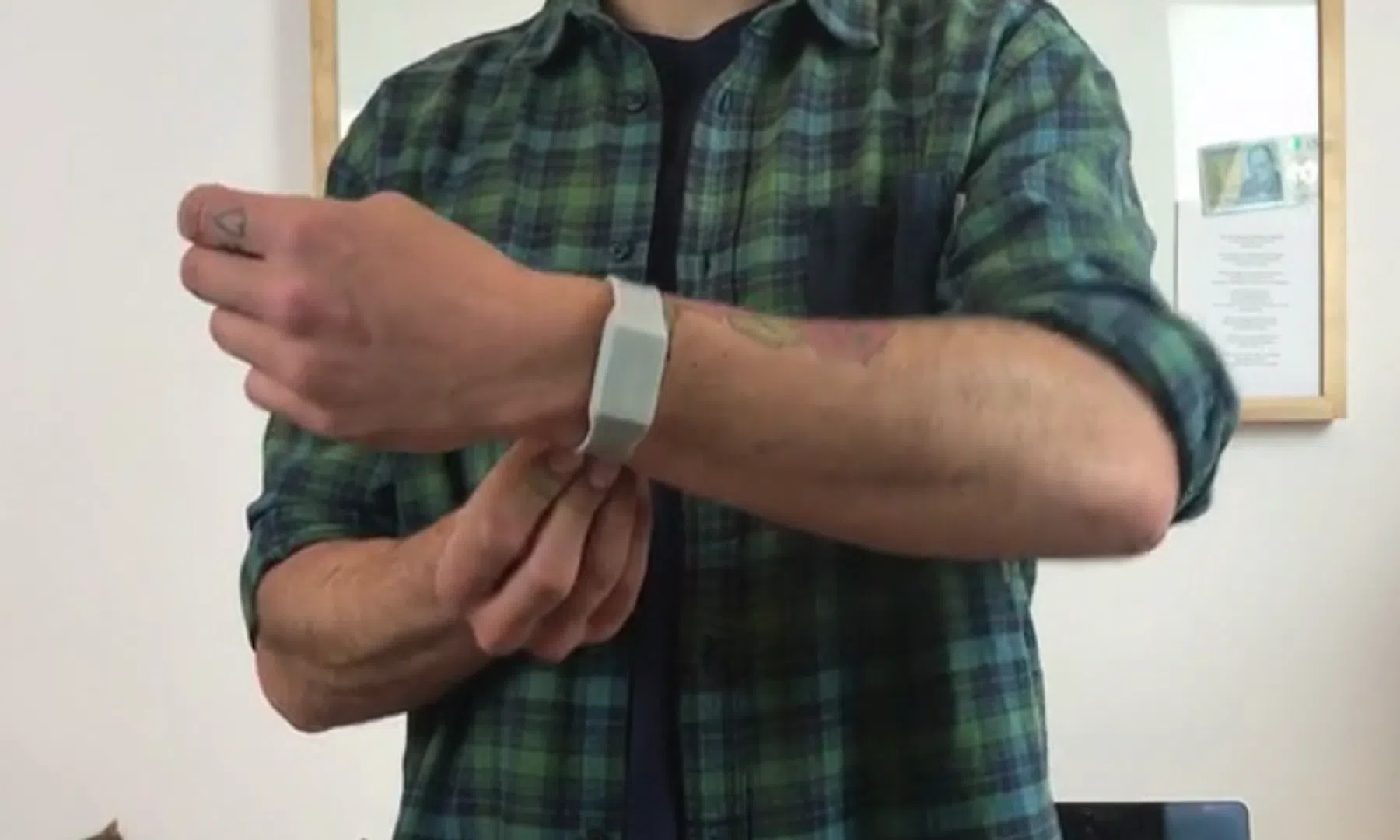 Lekker snoozen? Armband geeft je schok als je te lang blijft liggen