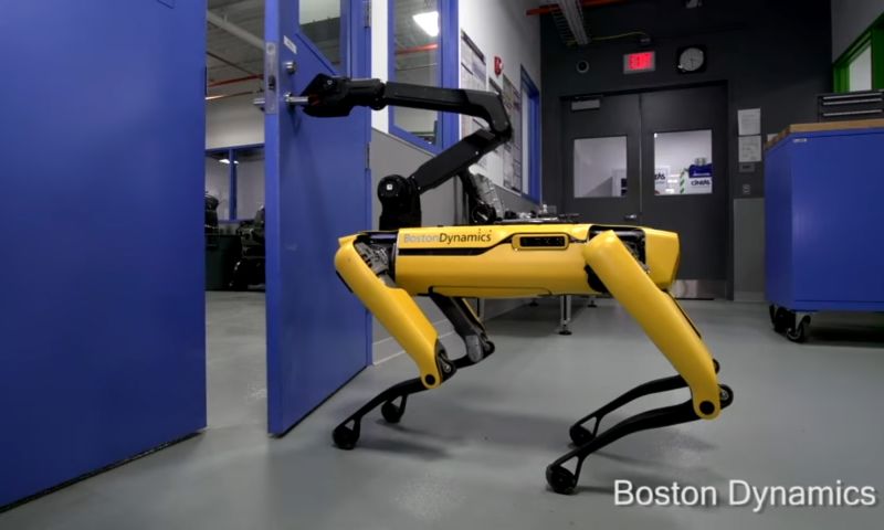 Video: robot opent deur voor andere robot