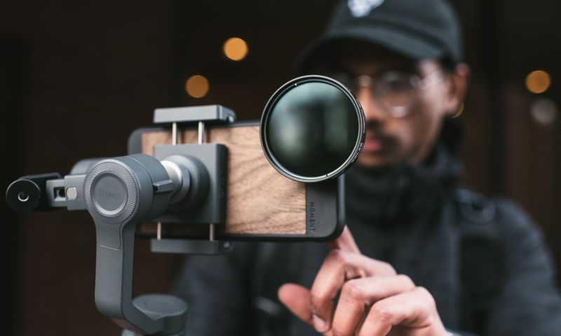Deze lens maakt cinematische camera van telefoons