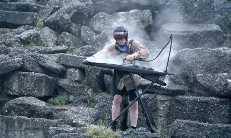 David test extreem slim strijken met een high-tech strijkplank