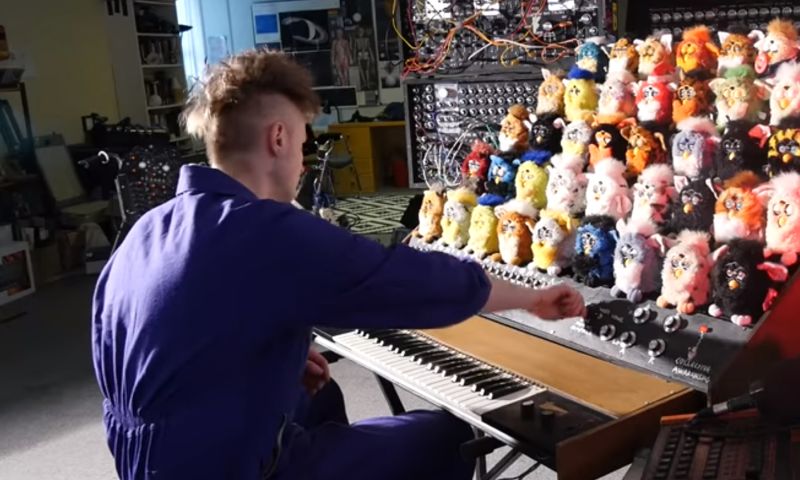 Video: YouTuber bouwt Furby-orgel