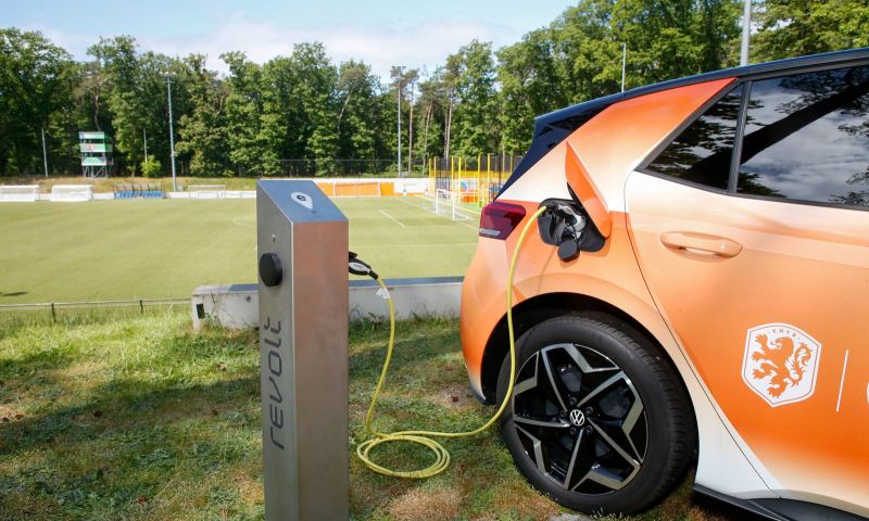 laadpaal voetbalclub laadpalen voetbal knvb reclame scherm