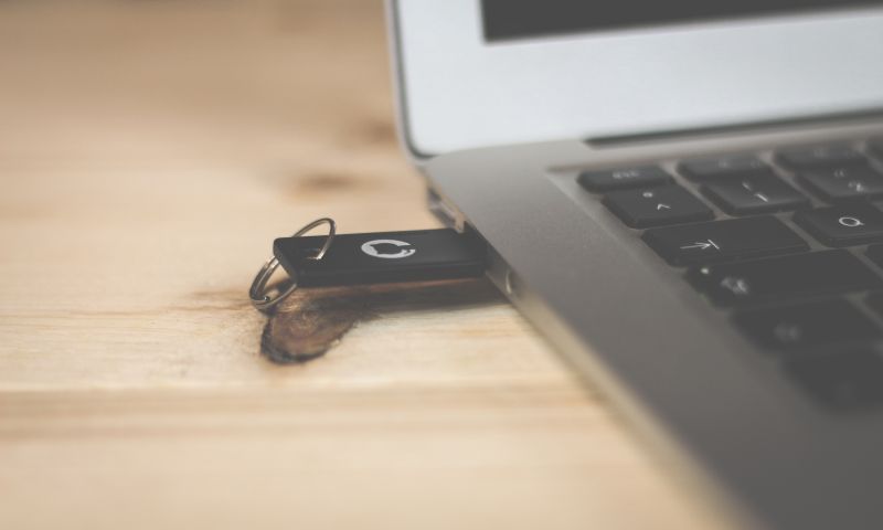 ministerie onderwijs back up e-mails usb-sticks