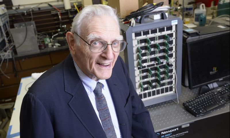 John B. Goodenough in zijn lab in 2015.
