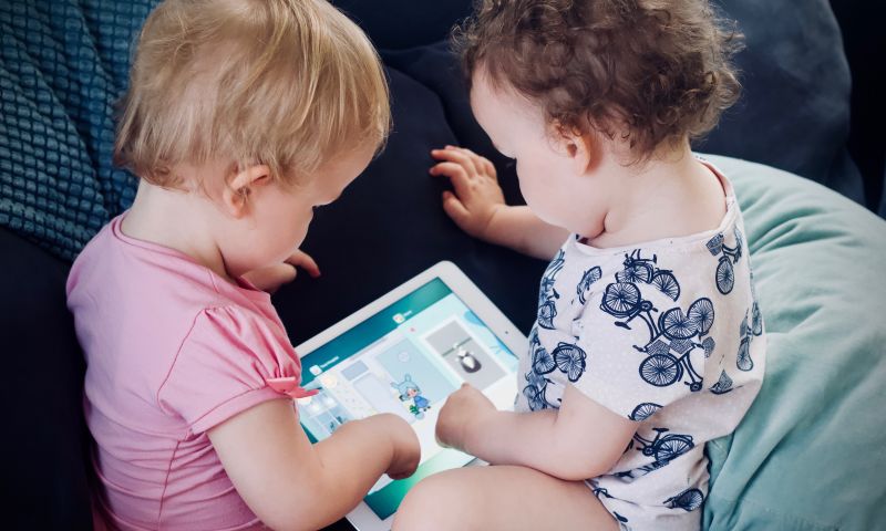 baby tablet ipad iphone smartphone scherm peuter kleuter