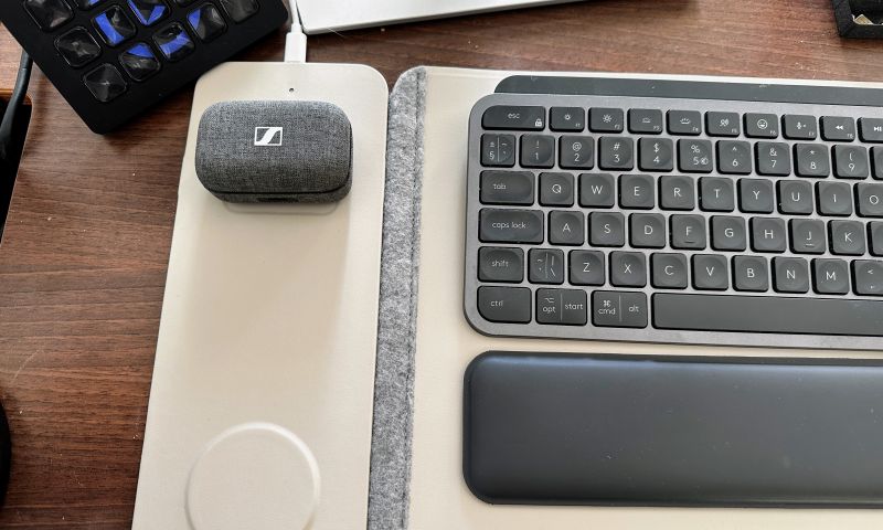 muismat toetsenbord bureau draadloos opladen magsafe oplader airpods oordoppen