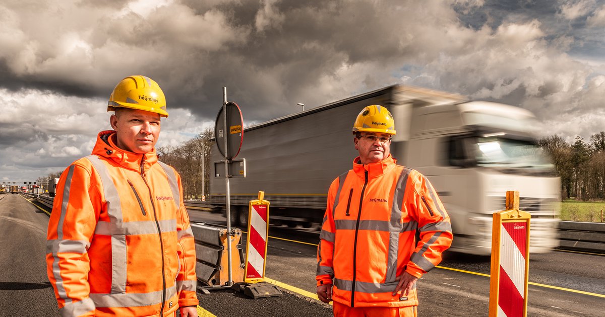 chip weg werkzaamheden wegwerkzaamheden rijstrook snelweg rode kruizen