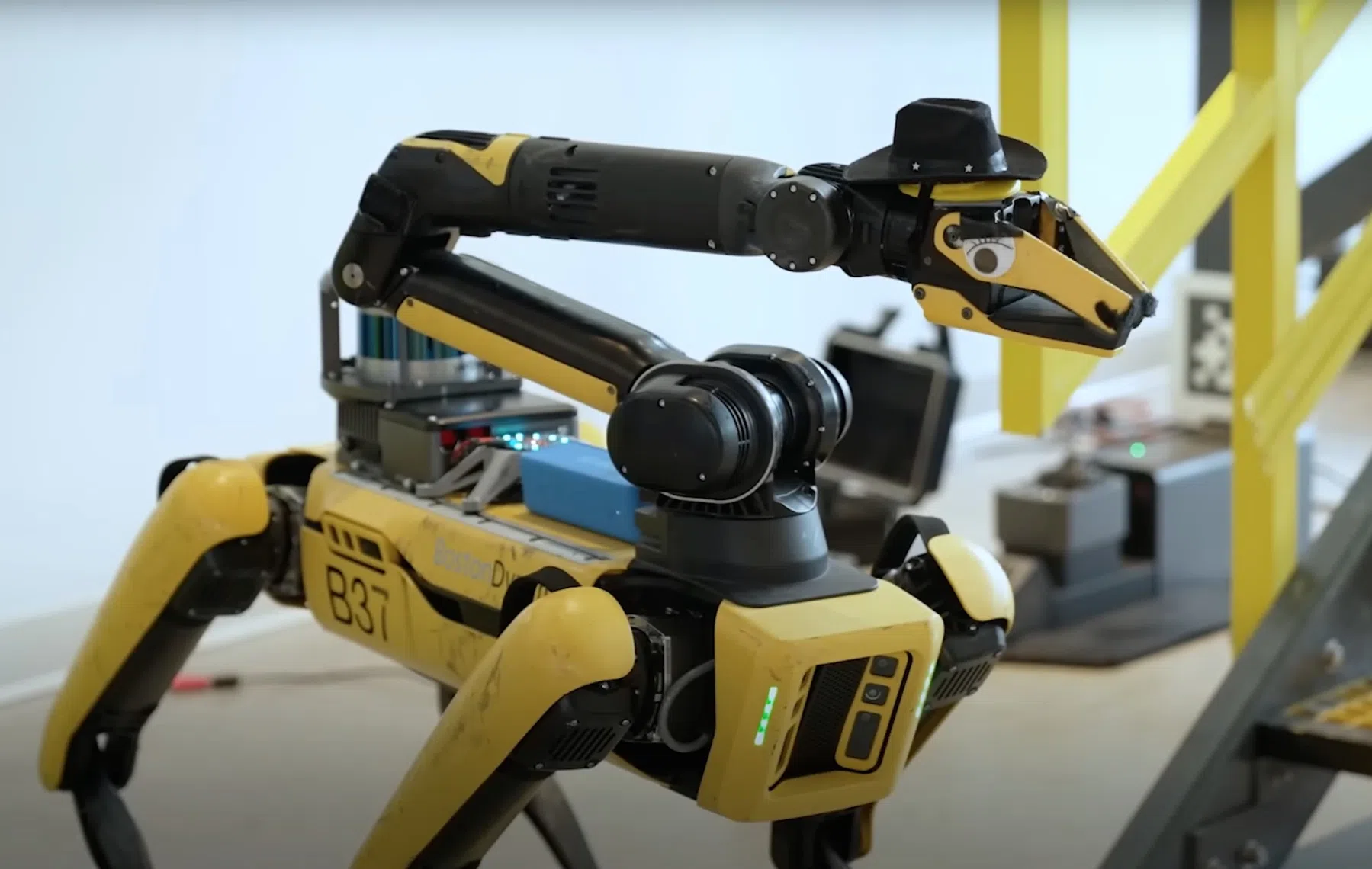 robothond robot hond boston dynamics spot reisleider gids tour guide