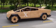 Thumbnail for article: Vergeet roestvrij staal: deze 'Tesla Cybertruck' is van hout en hij rijdt echt