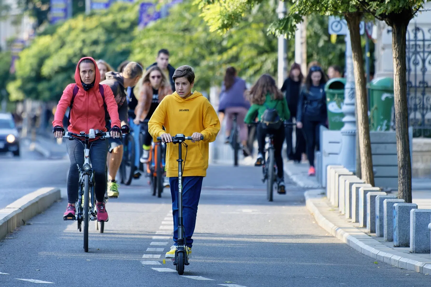 E-bikes en e-scooters doen veel meer voor het klimaat dan elektrische auto's