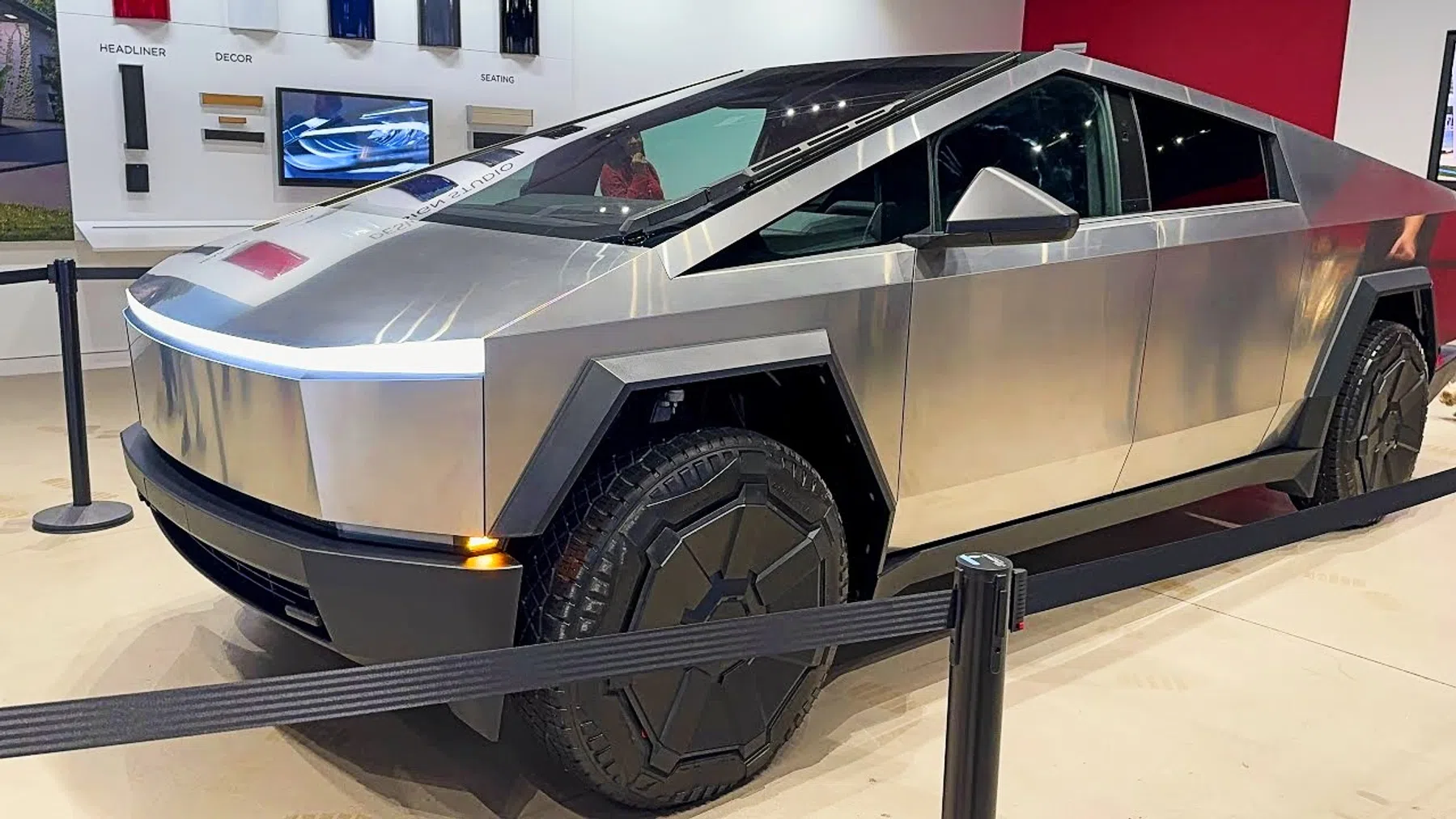 Tesla Cybertruck staat eindelijk in de showroom, wat wordt de prijs?