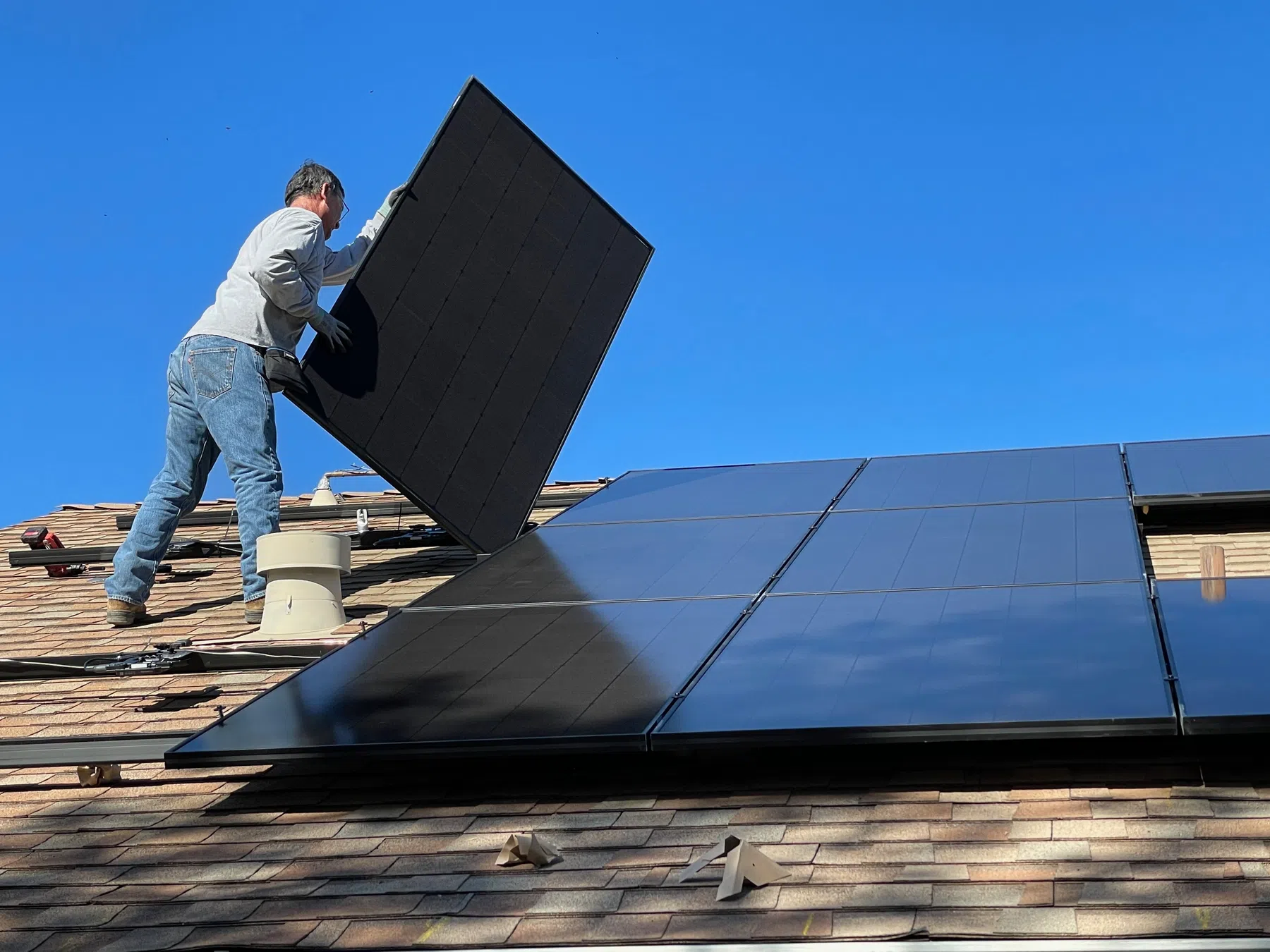 Nederlands bedrijf gaat viral met zonnepaneel-dakpannen