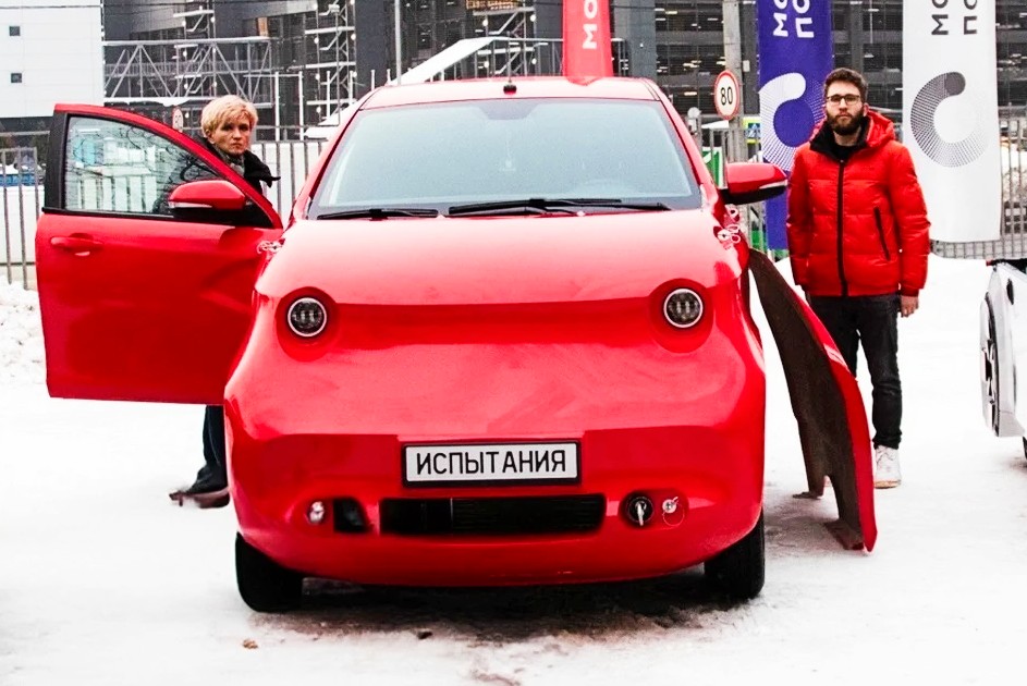 Deze Russische elektrische auto is geen Tesla-killer maar 'de lelijkste auto ooit'
