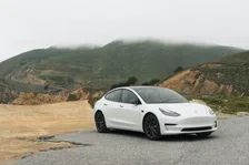 Thumbnail for article: 'Vernieuwde Tesla Model Y rolt halverwege 2024 van de band'