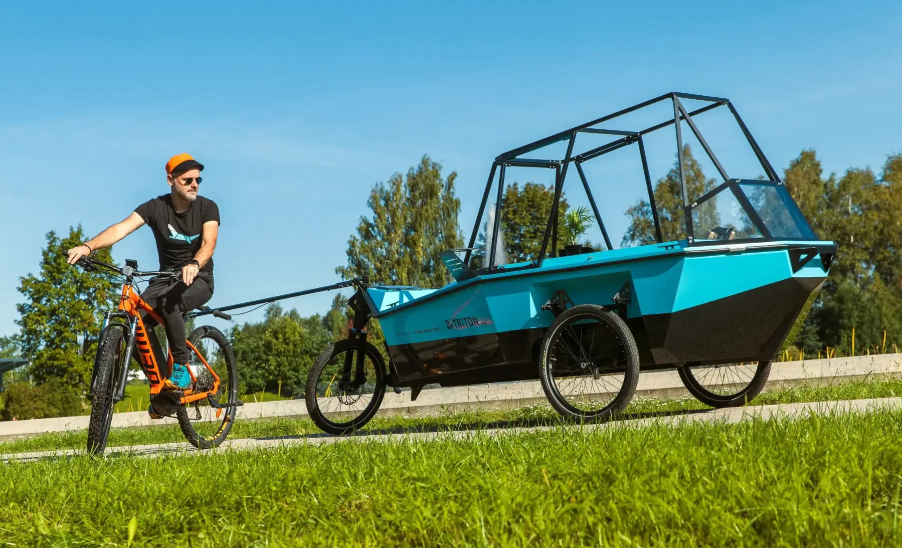 Deze aanhanger voor je e-bike verandert in een camper en een boot