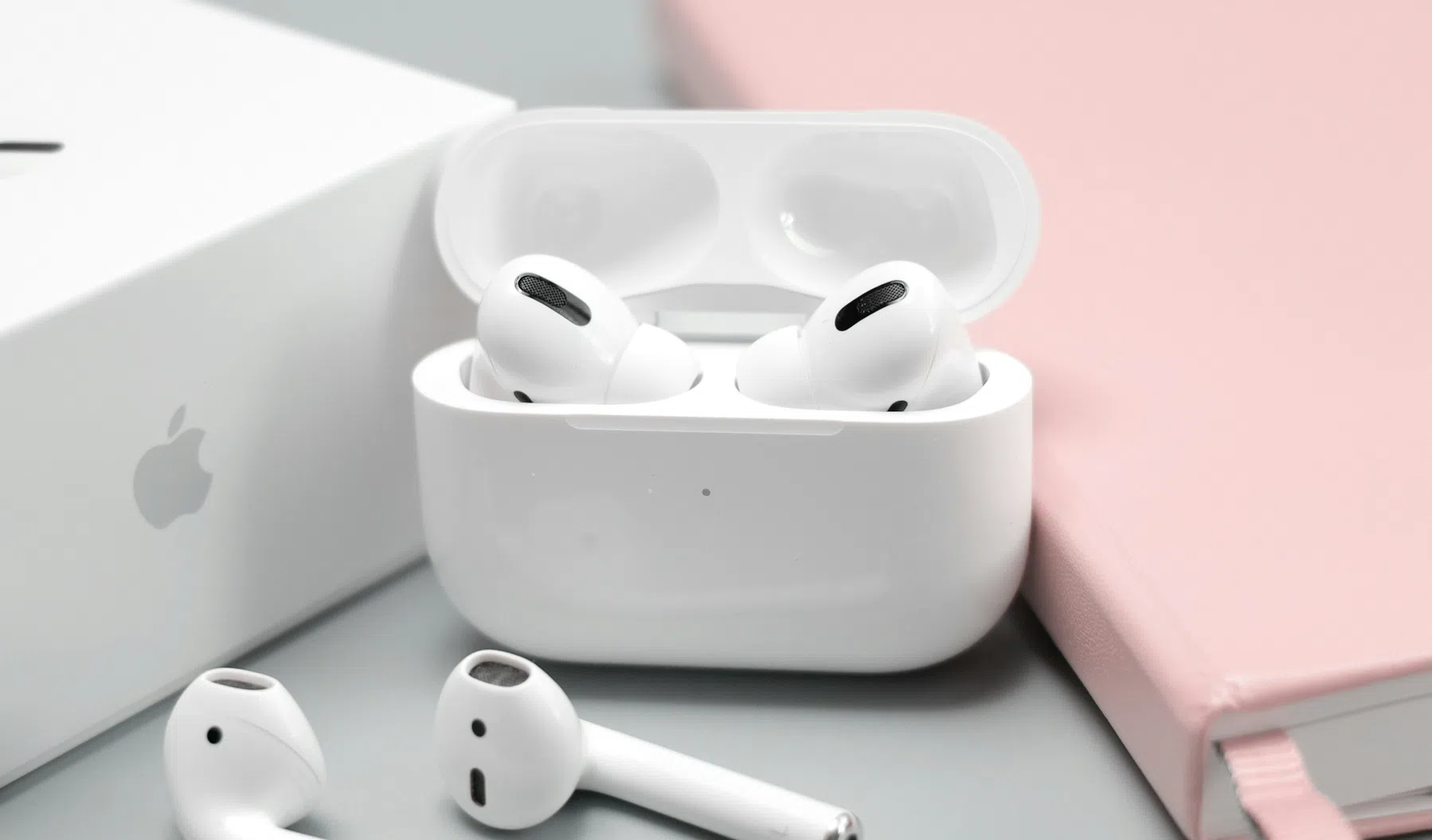 Deze Chinese fabriek voor nep-AirPods was miljoenen waard