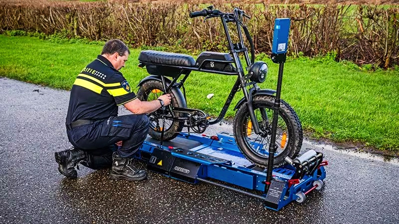 Met deze rollerbank test de politie of je e-bike opgevoerd is: zo hoog is de boete