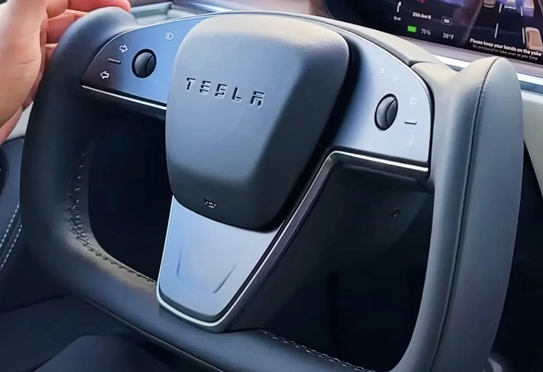 Tesla vindt het stuur wéér opnieuw uit: nieuwe versie van controversiële yoke