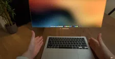 Thumbnail for article: YouTuber hakt scherm van MacBook, gebruikt Apple Vision Pro als monitor