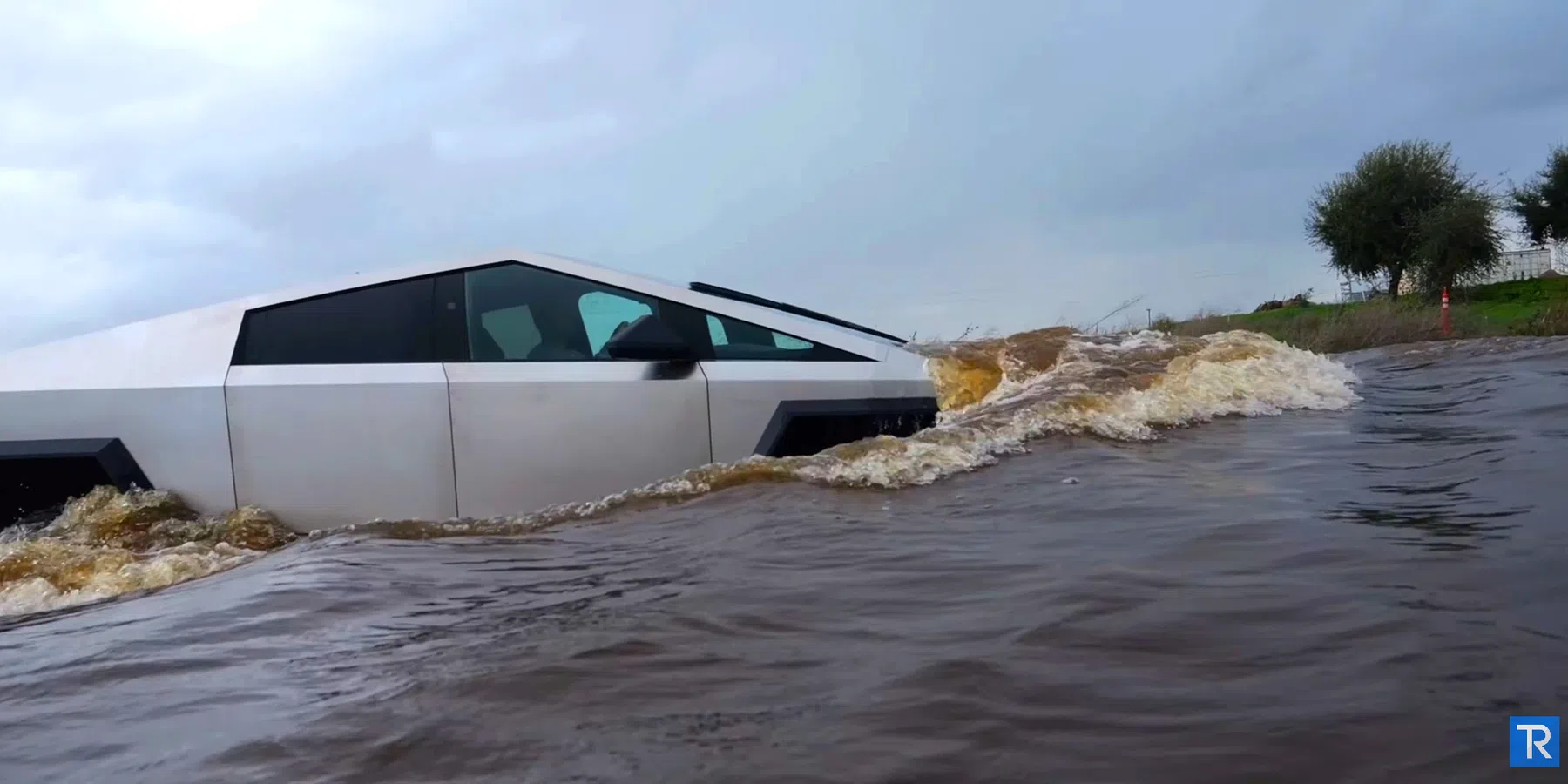 Tesla Cybertruck maakt indruk bij 'zwemles': hoe goed kan de auto tegen water?