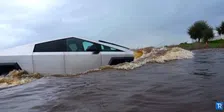 Thumbnail for article: Tesla Cybertruck maakt indruk bij 'zwemles': hoe goed kan de auto tegen water?