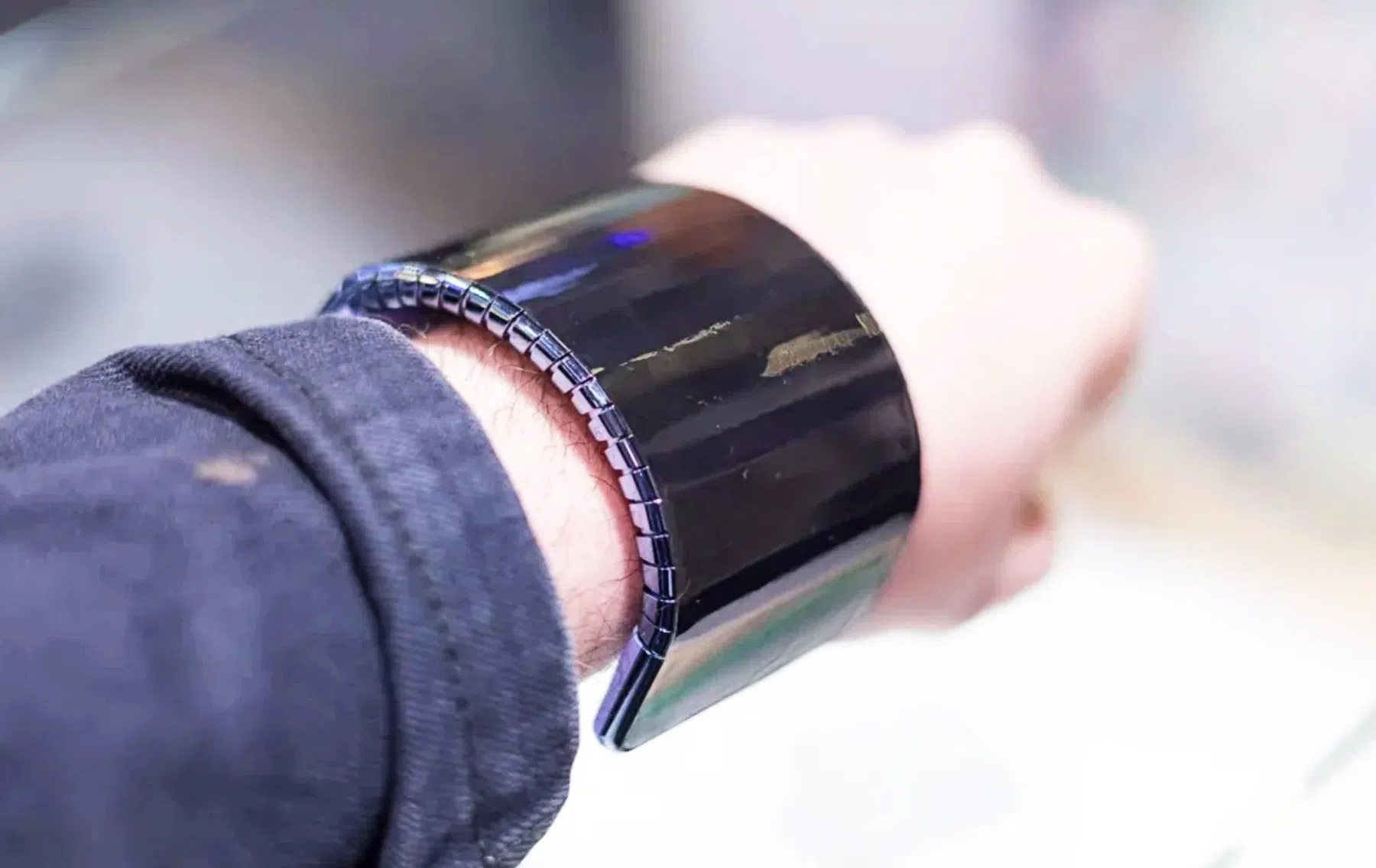 Vergeet de vouwtelefoon: deze buigbare smartphone van Samsung draag je om je pols