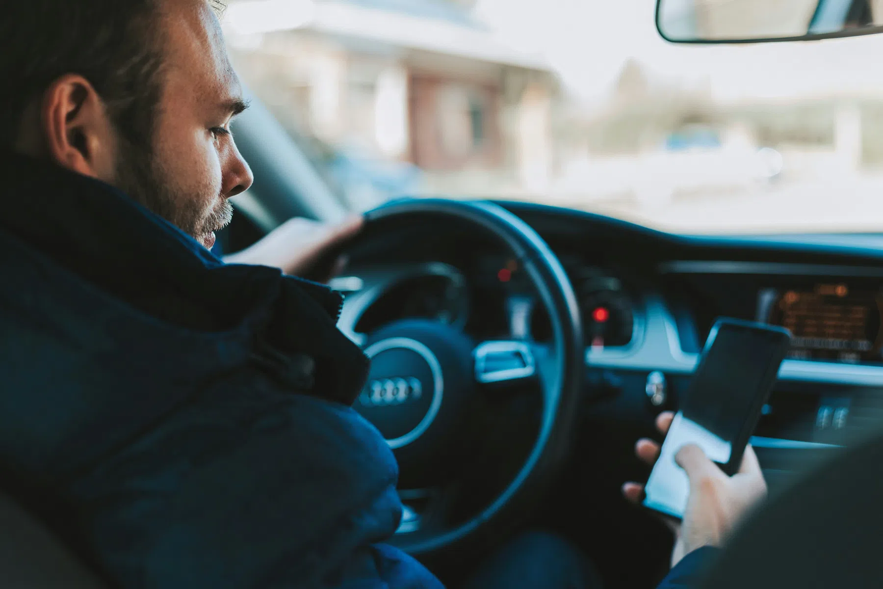 Tienduizenden boetes meer uitgedeeld voor smartphone-gebruik in verkeer