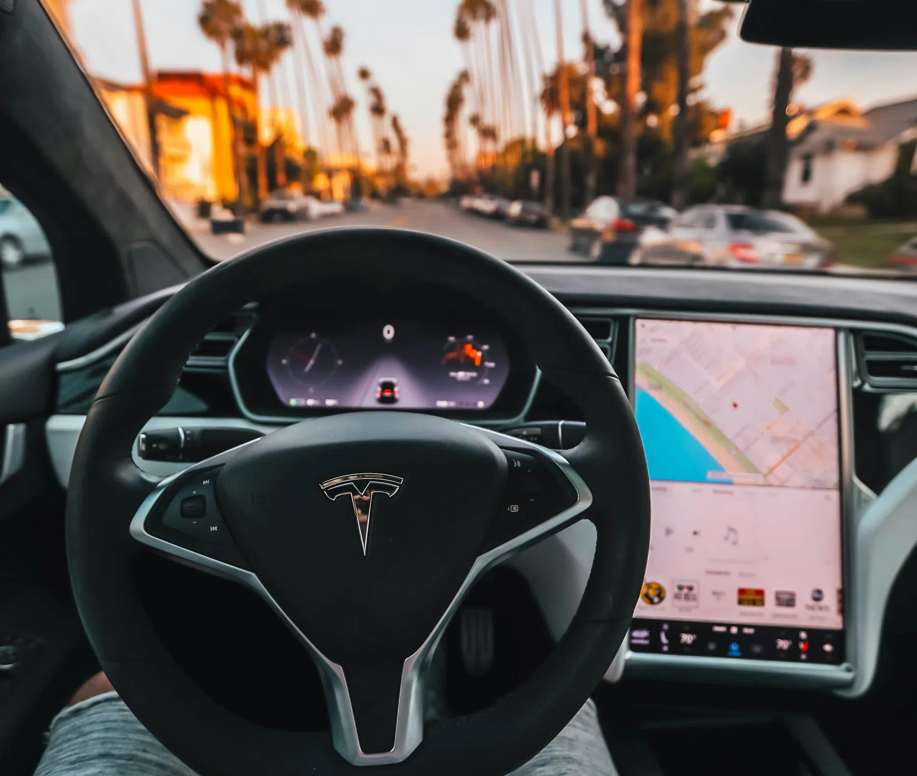 Nieuwe bèta zelfrijdende Tesla imponeert gebruikers: 'net een mens'