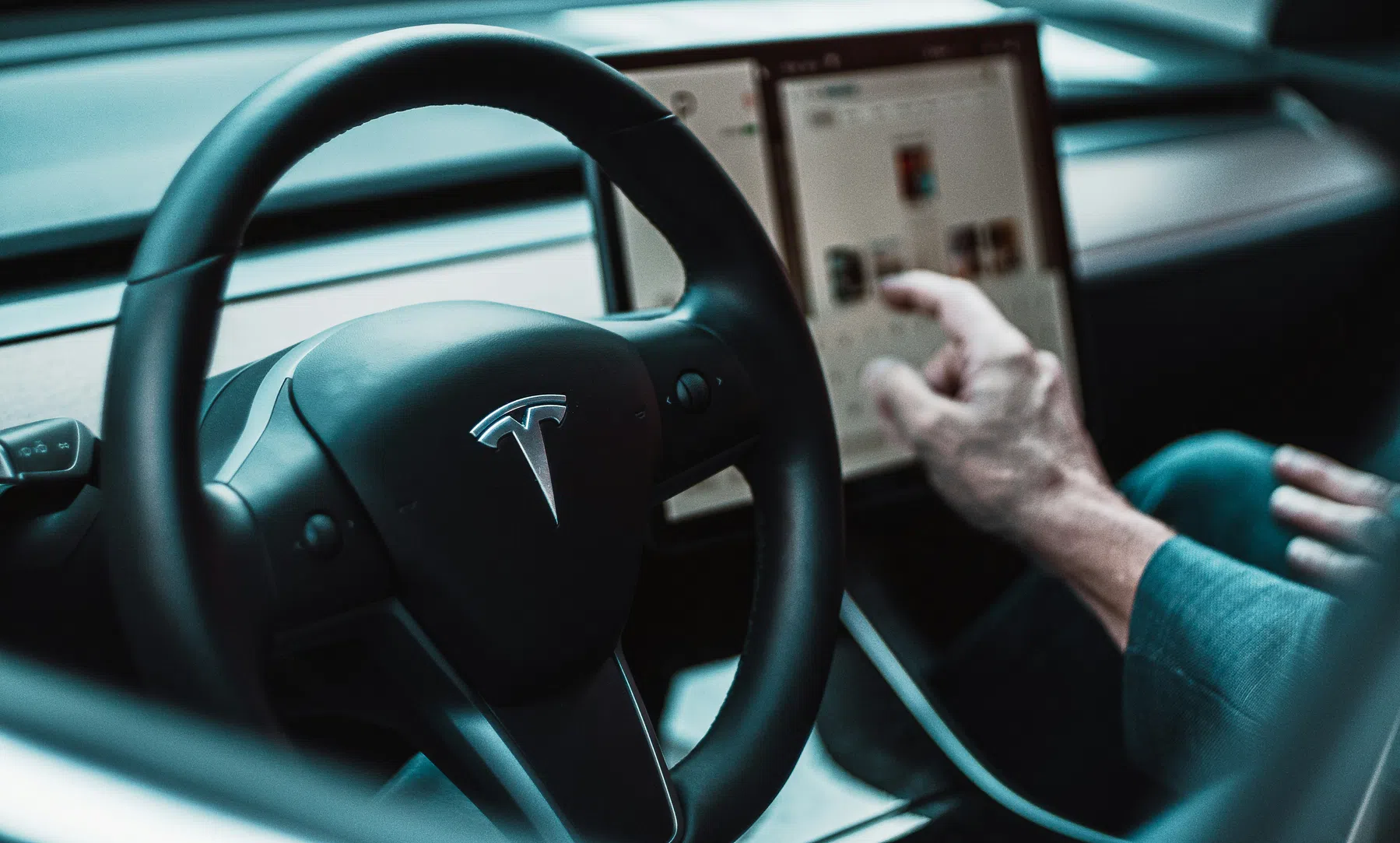 Betrapt: Tesla blokkeert Autopilot van Nederlandse trendwatcher met smartphone