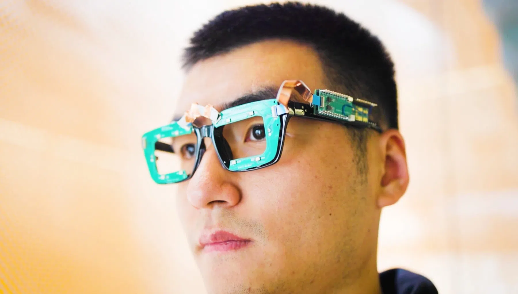 Deze bril volgt je ogen en gezichtsexpressies zónder camera's te gebruiken