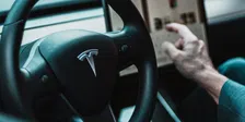 Thumbnail for article: Vrouw neemt Tesla-handleiding te letterlijk, sluit zichzelf op in Model 3 van 46°C