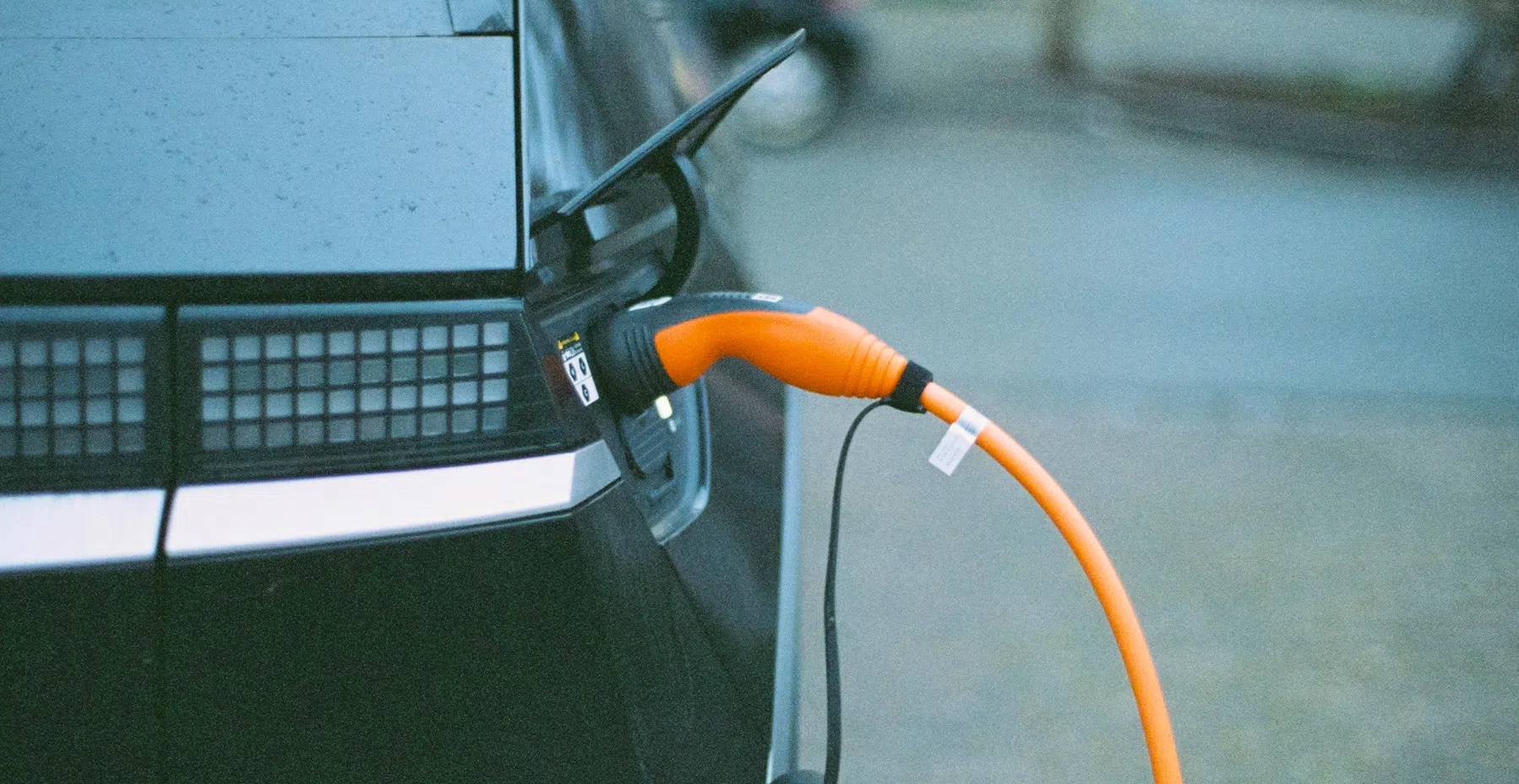Interesse in elektrische auto's daalt voor het eerst in jaren: 'te duur, te onzeke