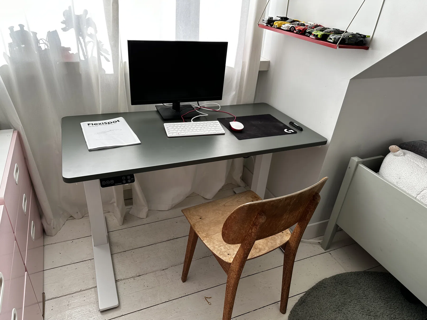 Dit verstelbare bureau zet je zelf in elkaar en geeft IKEA het nakijken
