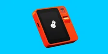 Thumbnail for article: Populaire AI-gadget Rabbit R1 blijkt stiekem Android-app in een oranje doosje