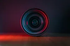 Thumbnail for article: Leica maakt een fotocameralens zo zwaar dat het op een tafel moet liggen
