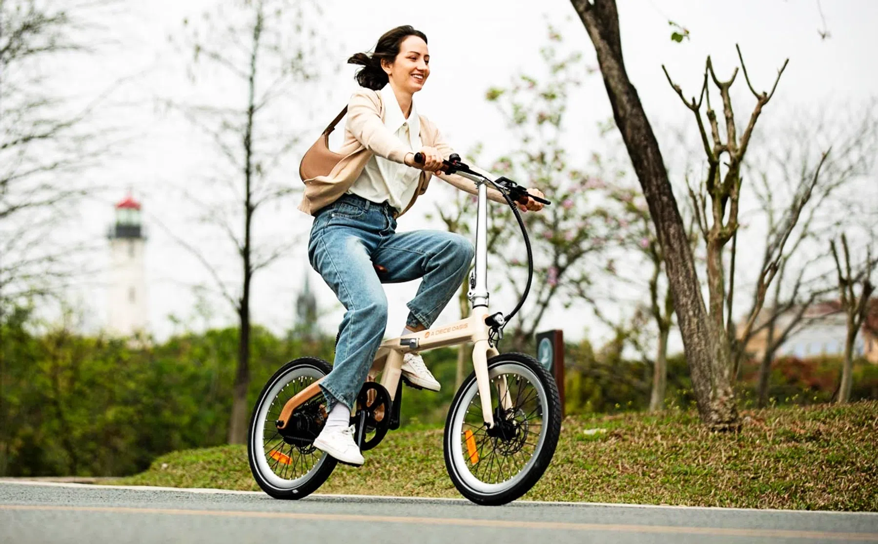 Deze elektrische vouwfiets is vederlicht en is goed uitgerust