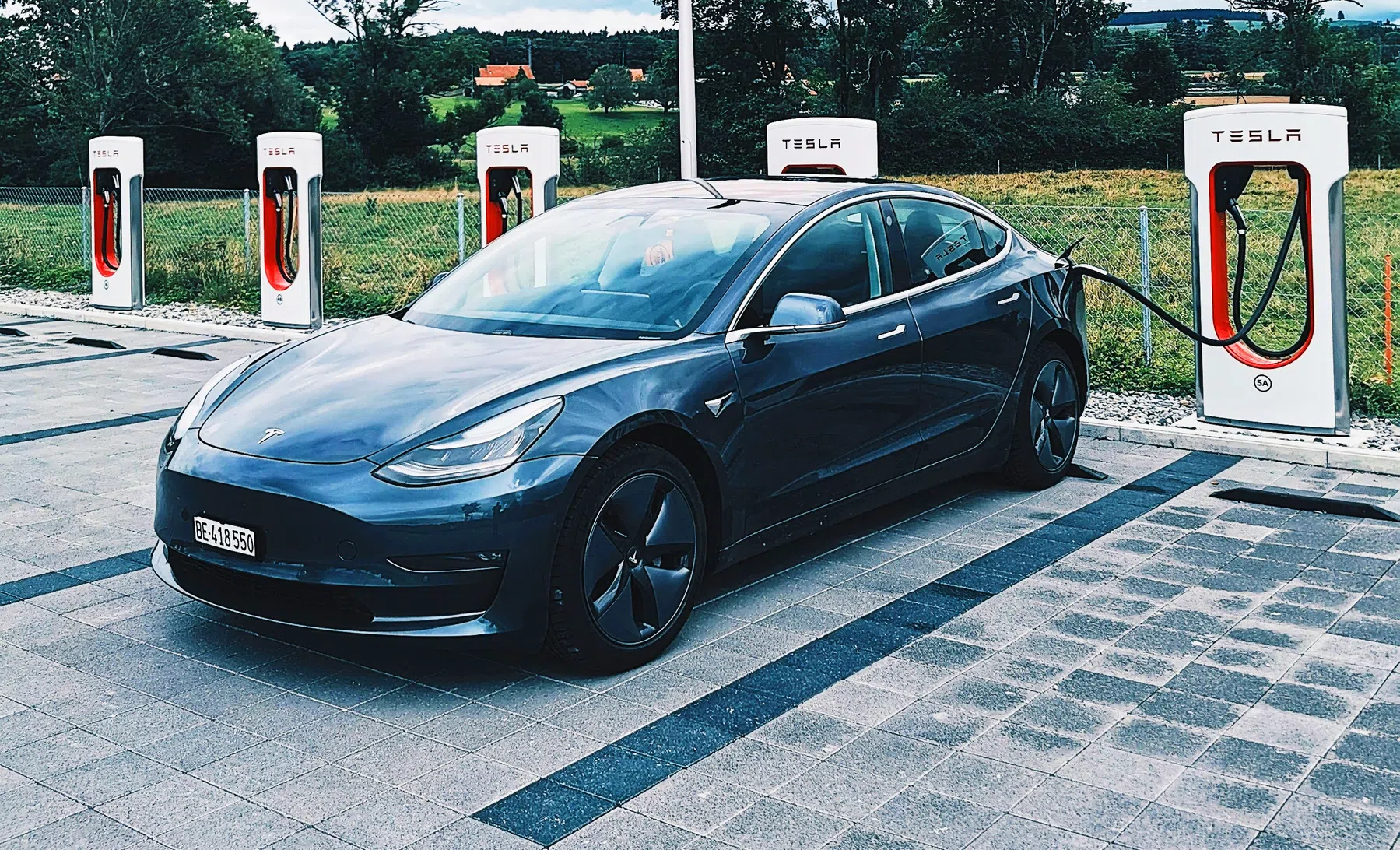 Ontslagen Tesla Supercharger-team kan meteen bij concurrent aan het werk