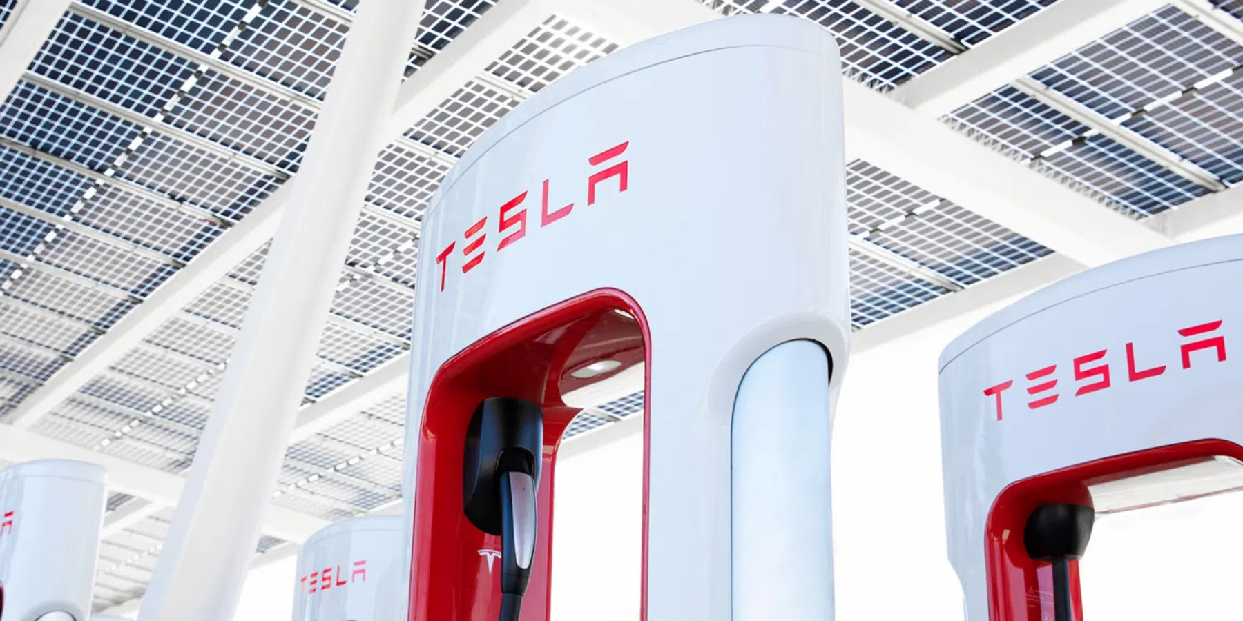 Vandalen vernielen honderden snelladers van Tesla