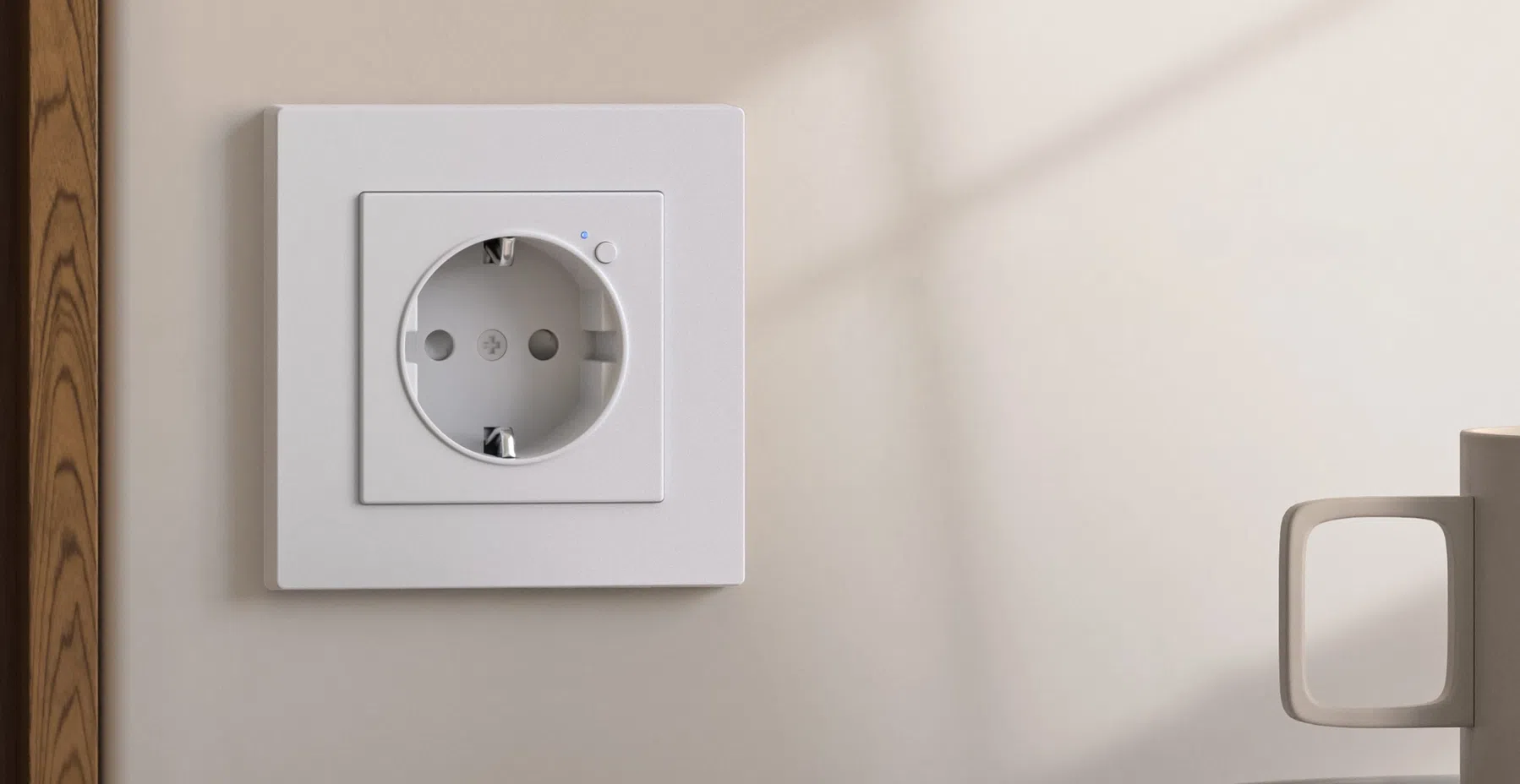 Dit slimme stopcontact schakelt op basis van wattage en past gewoon in de muur