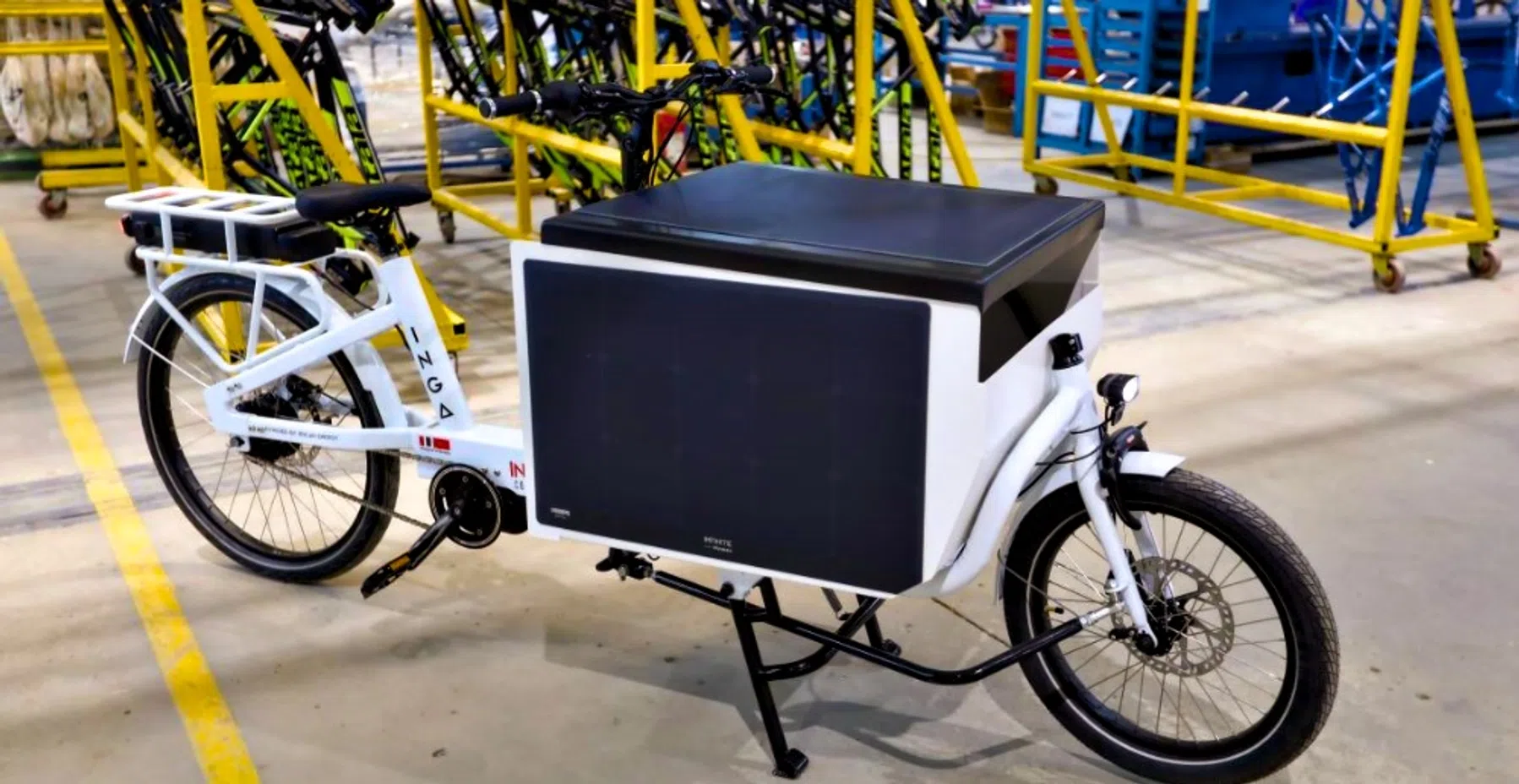 Deze bakfiets met zonnepanelen hoef je bijna nooit meer op te laden