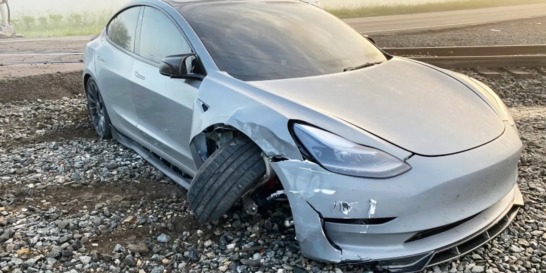 Tesla-rijder ontsnapt aan de dood nadat rijhulpsysteem een trein niet zag