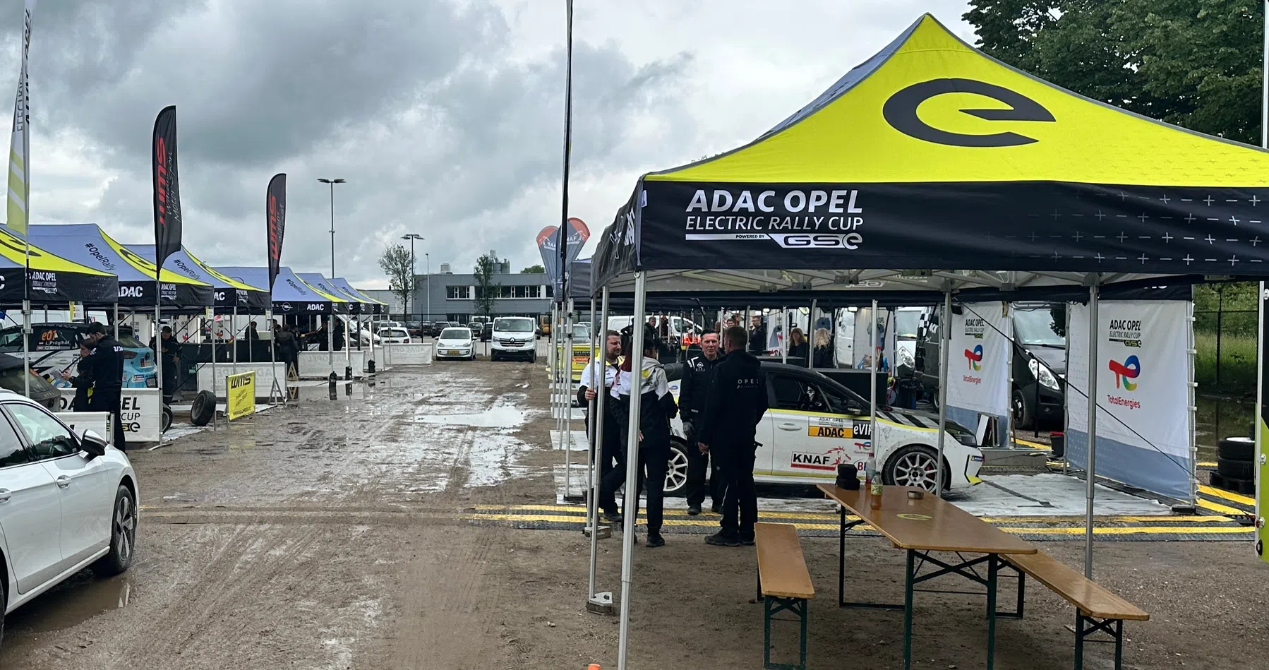 Zo laadt Opel 18 elektrische rallyauto's bij elke race, middenin de blubber