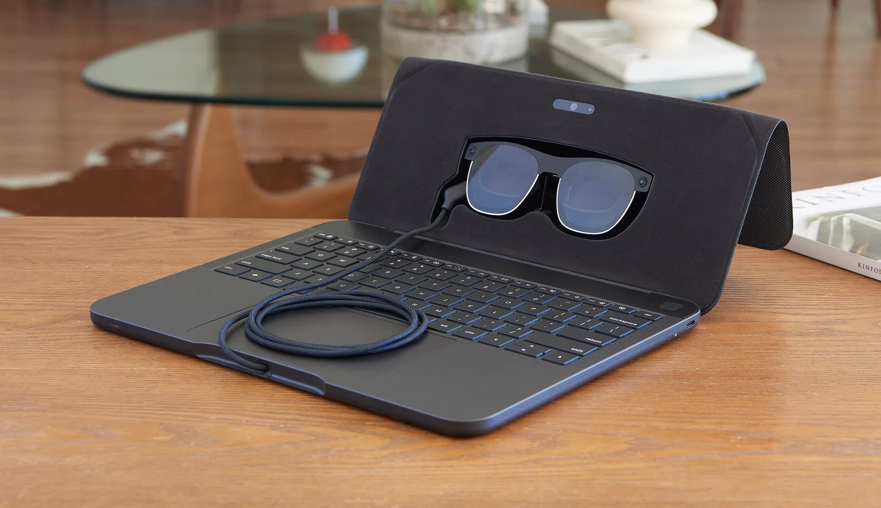 Deze laptop heeft geen scherm, maar een brillenhouder