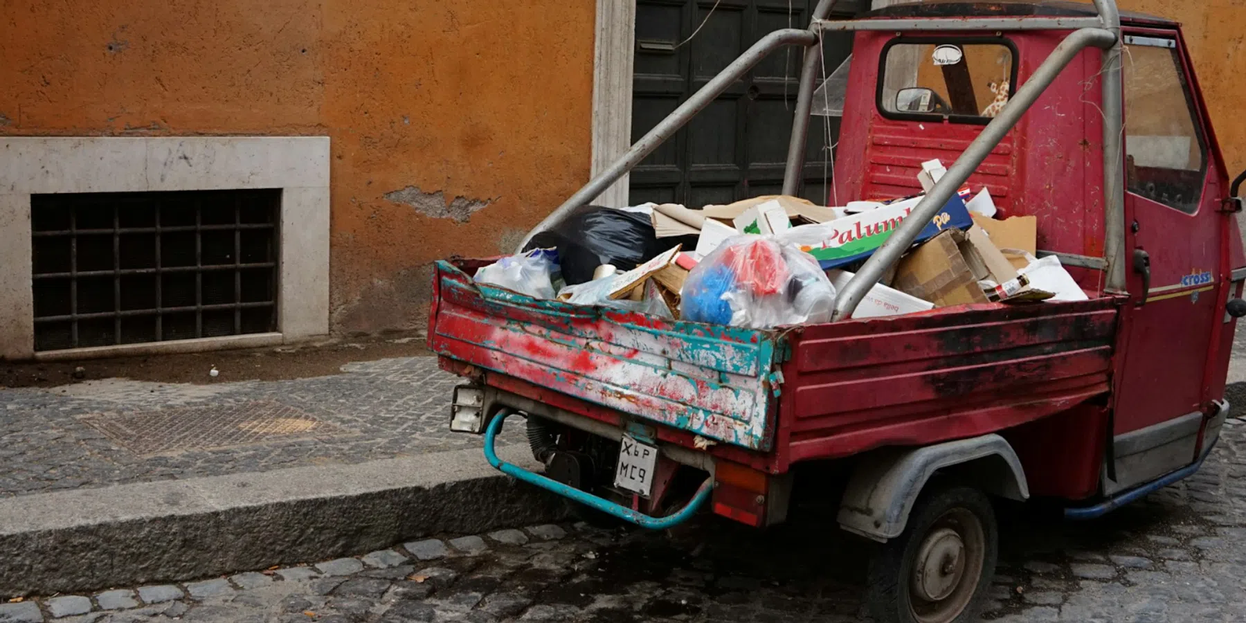 Vuilniswagen in de ruimte komt bij zijn eerste stuk ruimteschroot aan