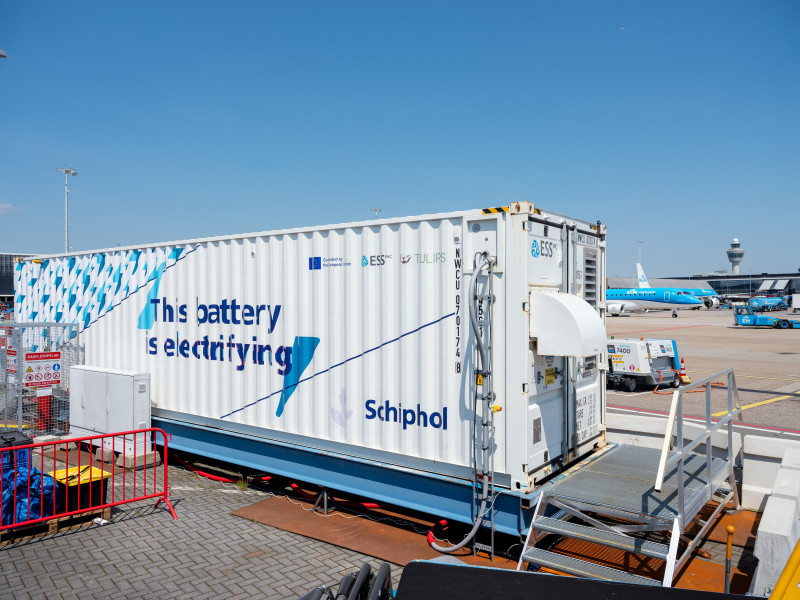 Weg met de dieselgenerator: Schiphol test grote batterij voor energieopslag