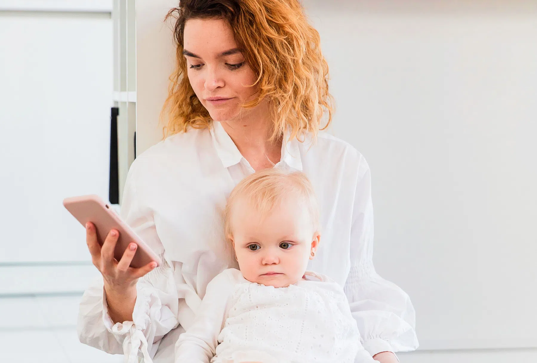 Moeders praten door smartphone minder met hun baby, dit is het gevolg